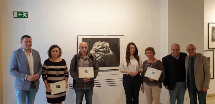 Los ganadores de la VIII Bienal Internacional de Grabado Aguafuerte junto a los miembros del jurado y la vicepresidente de la Diputación de Valladolid, Gema Gómez en la sala de exposiciones del Palacio de Pimentel