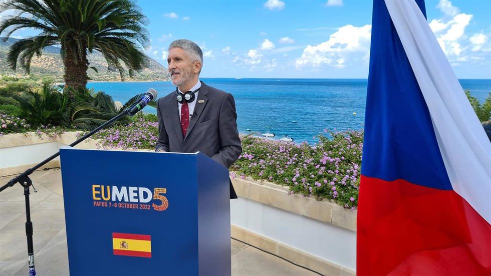 El ministro del Interior, Fernando Grande-Marlaska, en Neo Chorio (Chipre)