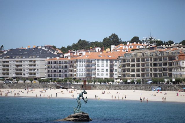 Archivo - Varias personas disfrutan de la playa de Sanxenxo, a 4 de junio de 2021, en Sanxenxo, Pontevedra, Galicia.