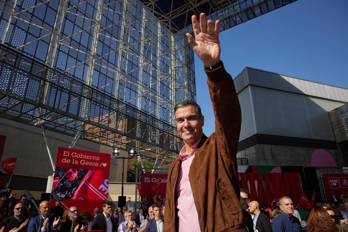 El presidente del Gobierno y secretario general del PSOE, Pedro Sánchez (i), participa en un acto político de los socialistas, en el polideportivo Juan de la Cierva, a 8 de octubre de 2022, en Madrid (España). Sanchez retoma hoy junto al candidato del p