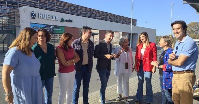 Los socialistas en la estación de Renfe