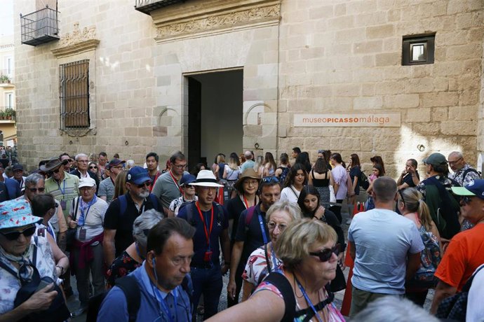 Turistas abarrotan el casco histórico de Málaga