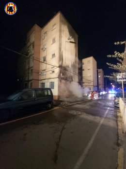 Un incendio de contenedores en Alboraia quema cinco vehículos y cableado eléctrico y de telefonía
