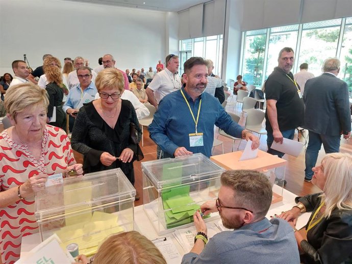 El reelegido presidente de El PI, Tolo Gili, durante las votaciones en el Sexto Congreso Balear del partido.