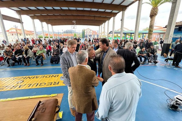 El Consejero De Obras Públicas, Ordenación Del Territorio Y Urbanismo, José Luis Gochicoa, Se Reúne Con Los Afectados Por Los Derribos