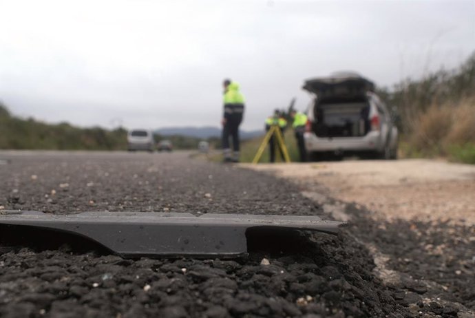 Archivo - Imatge d'arxiu d'una carretera en la qual hi ha hagut un accident