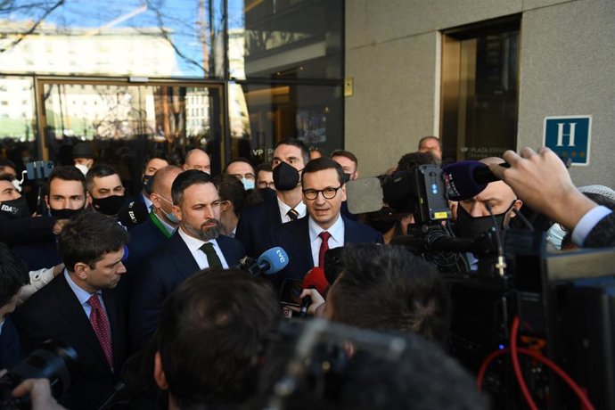 Archivo - El presidente de Vox, Santiago Abascal (i), y el primer ministro de Polonia, Mateusz Morawiecki (d), realizan una intervención ante los medios durante la cumbre celebrada en Madrid el 29 de enero de 2022