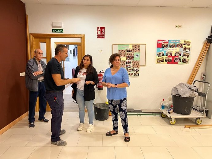 La concejala, Ángeles Díaz, visita el centro de participación activa de Millán de Priego