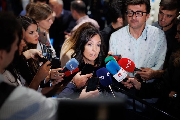 La delegada del gobierno en la Comunidad de Madrid, Mercedes González, ofrece declaraciones a los medios, durante los actos organizados con motivo de la celebración del Día de la Policía Nacional. 