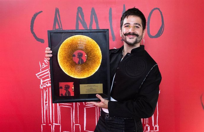 El cantante colombiano Camilo recibe el primer disco de vidrio reciclado de Ecovidrio.