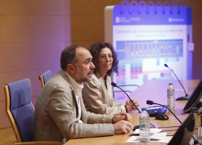 O conselleiro de Sanidade, Julio García Comesaña, xunto á directora xeral de Saúde Pública, Carmen Durán