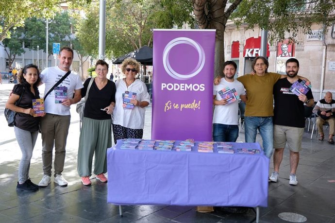 La coordinadora autonómica de Podemos Illes Balears, Antnia Jover, junto a militantes del partido en la Plaza de España de Palma