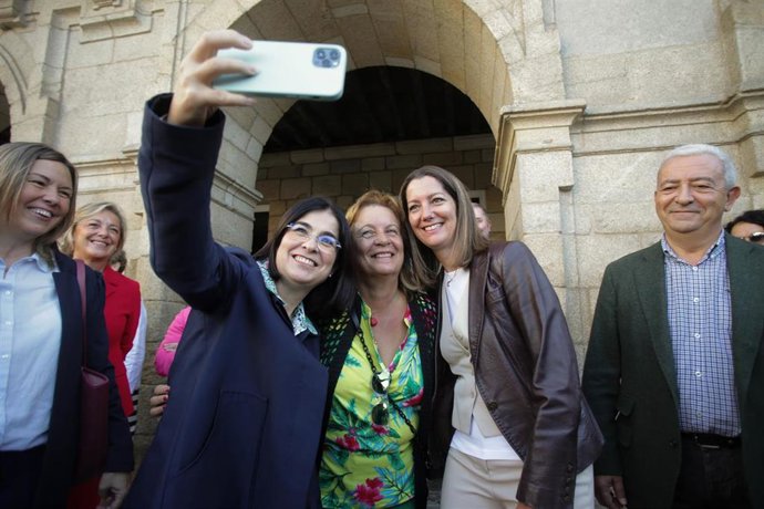 La ministra de Sanidad, Carolina Darias (i) y la alcaldesa de Lugo, Lara Méndez (d), se hacen un selfie con una mujer, durante su paseo por el casco histórico de Lugo, en las Fiestas de San Froilán, en Lugo