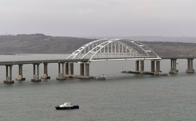 Archivo - HANDOUT - 23 December 2019, Russia, Taman: An aerial view of the Krymsky (Crimean) Bridge over the Kerch Strait before an opening ceremony of the railway transport from mainland Russia to the Crimean Peninsula. Russia annexed Crimea five years
