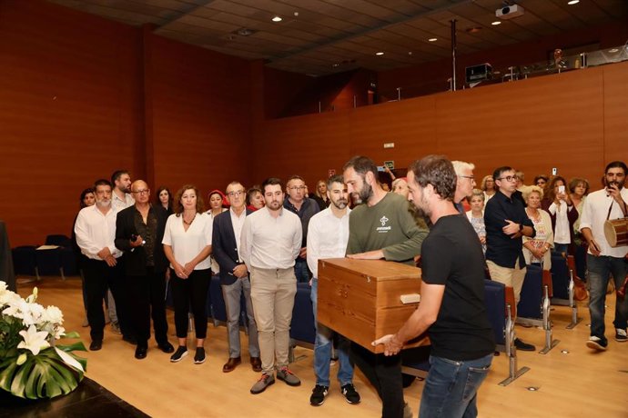 El Govern rinde homenaje a Jaume Ordinas Arrom y entrega sus restos a la familia