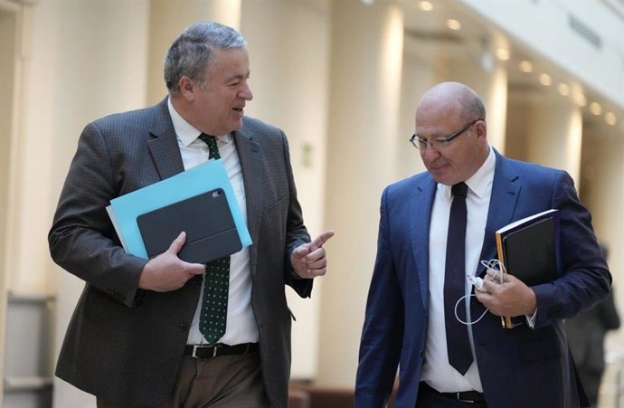 Archivo - Javier Márquez (i) en el Senado.