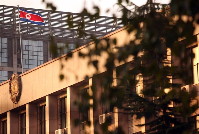 Bandera de Corea del Norte en la Embajada norcoreana en Pekín, China