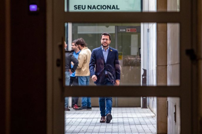 El president de la Generalitat, Pere Aragons, surt d'una roda de premsa després d'una reunió del seu partit per remodelar el Govern, a 8 d'octubre de 2022, a Barcelona