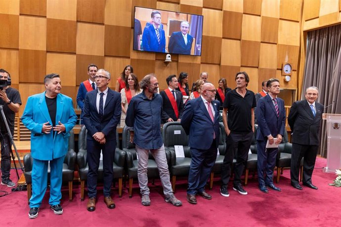 El presidente de prensa Ibérica, Javier Moll (1d), el cantante Santiago Auserón (2d), el escritor  Antón Castro (4d), durante la entrega de medallas y distinciones de la ciudad de Zaragoza, en el Salón de Sesiones del Ayuntamiento, a 8 de octubre de 202
