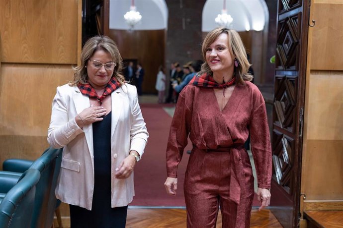 La delegada de gobierno en Aragón, Rosa María Serrano (i) y la ministra de Educación, Pilar Alegría (d), llegan a la entrega de medallas y distinciones de la ciudad de Zaragoza.