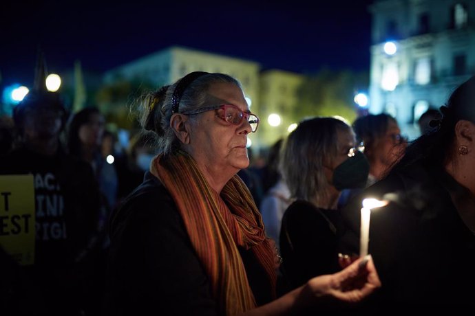 07 October 2022, Italy, Palermo: A woman lights a candle in front of Politeama Theatre during a rally in solidarity with Iranian protests. Photo: Victoria Herranz/ZUMA Press Wire/dpa