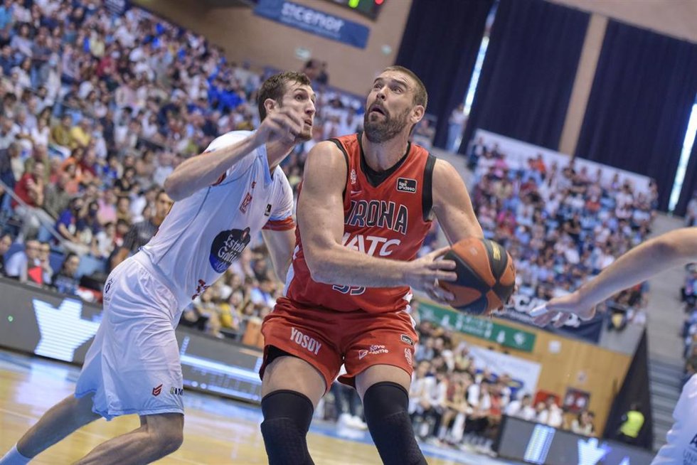 Marc Gasol (Bsquet Girona) entrando a canasta en la derrota de su equipo contra el Monbus Obradoiro