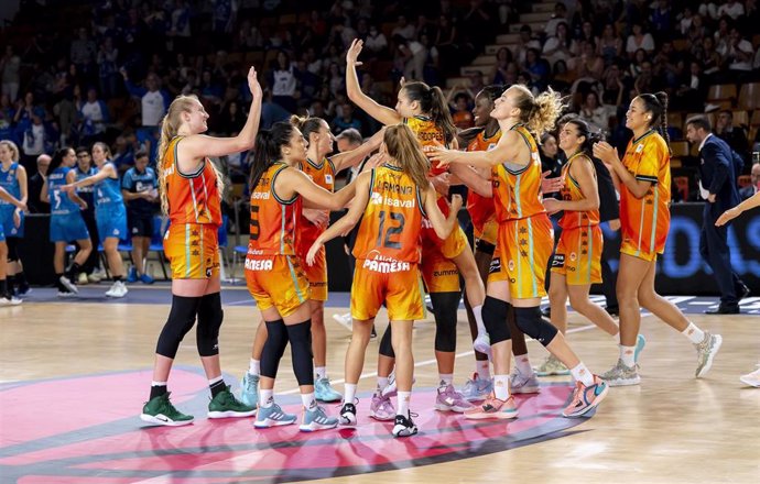 Las jugadoras de Valencia Basket celebran la victoria en las semifinales de la Supercopa Endesa 2022 contra el Perfumerías Avenida