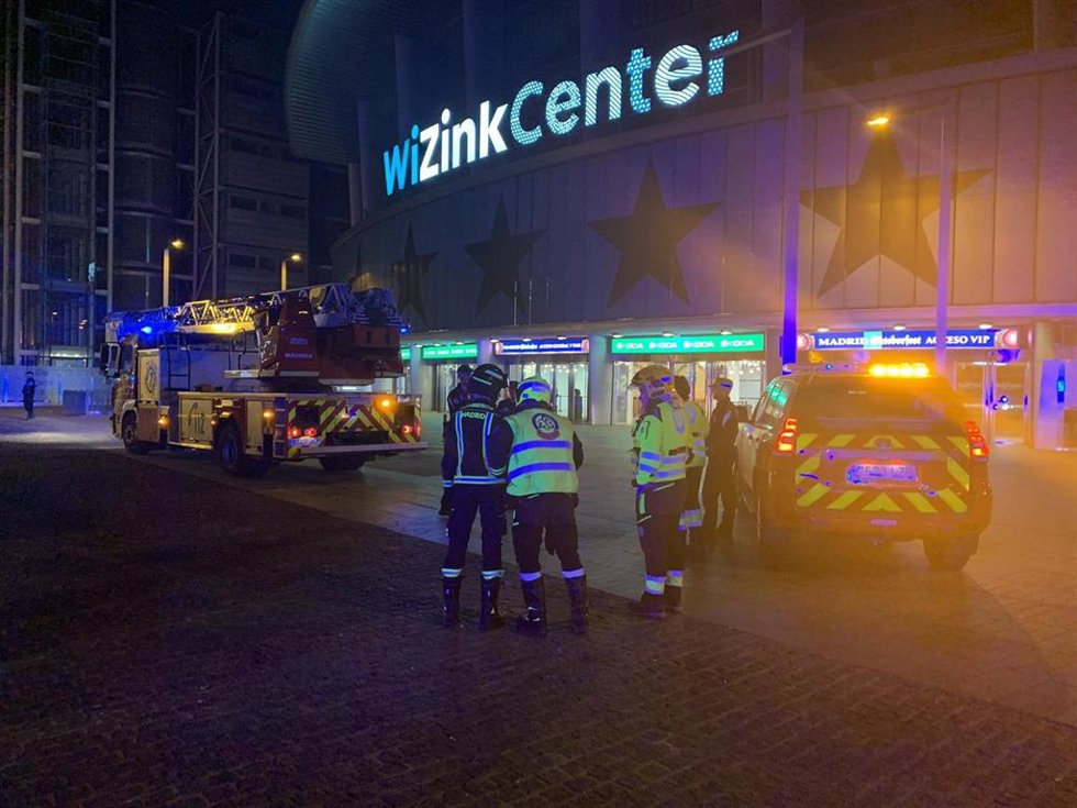 Los Bomberos del Ayuntamiento de Madrid intervienen en el incendio de un altavoz y una pantalla en el WiZink Center de Madrid.