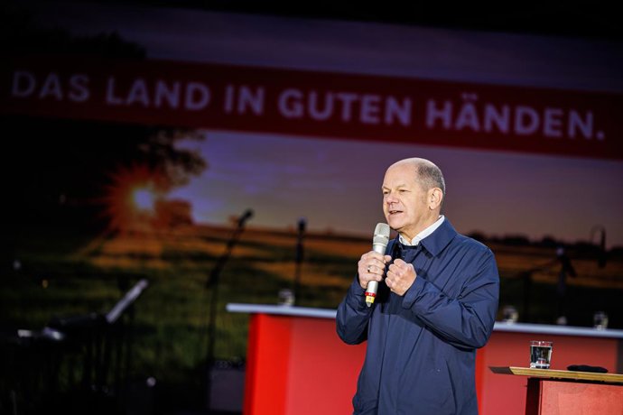 08 October 2022, Lower Saxony, Hanover: German Chancellor Olaf Scholz speaks at a final rally of the Social Democratic Party (SPD) in front of the Marktkirche church in downtown Hanover. Lower Saxony elects a new state parliament on October 9. Photo: Mi