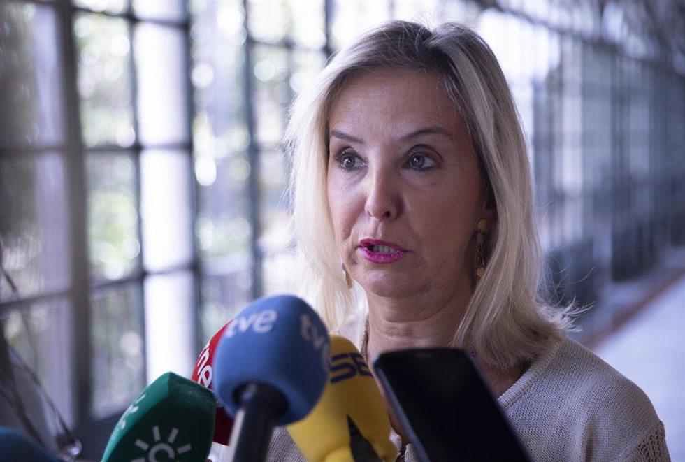 La fiscal superior de Andalucía, Ana Tárrago, atendiendo a los medios de comunicación tras la entrega de la memoria anual de su departamento en el Parlamento andaluz el pasado miércoles 5 de octubre de 2022, en Sevilla. Archivo.