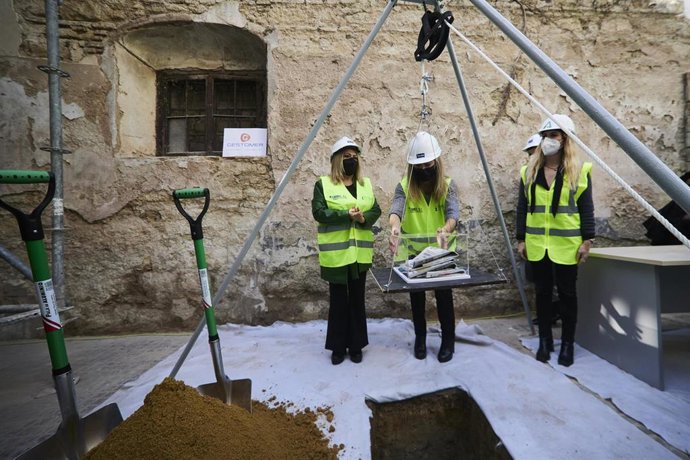 Archivo - La consejera de Cultura y Patrimonio Histórico, Patricia del Pozo, durante la puesta de la primera piedra en el Museo del Flamenco de Jerez de la Frontera, a 26 de enero de 2022 en Cádiz (Andalucía, España) (Foto de archivo).