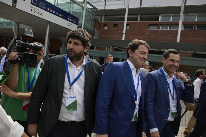 Archivo - (I-D) El presidente de la Región de Murcia, Fernando López Miras; el presidente de la Junta de Castilla y León, Alfonso Fernández Mañueco; y el presidente de la Junta y candidato del PP de Andalucía a la reelección, Juanma Moreno, a su llegada