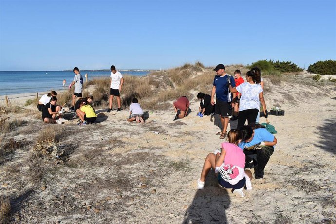 Alumnos de secundaria de Campos contribuyen a la restauración del sistema dunar del Parque Natural Es Trenc-Salobrar