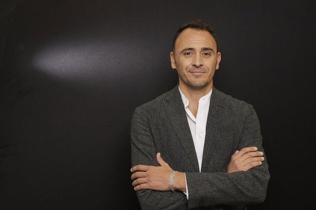 El precandidato de Podemos a la Alcaldía de Madrid, Roberto Sotomayor, posa durante una entrevista para Europa Press