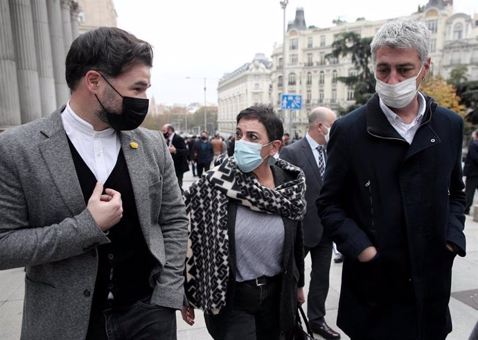 Archivo - (I-D) El portavoz de ERC en el Congreso, Gabriel Rufián; la portavoz de EH-Bildu en el Congreso, Mertxe Aizpurua; y el diputado de EH Bildu, Oskar Matute