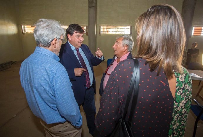 El alcalde de Huelva, Gabriel Cruz, visita las obras de las nuevas instalaciones de ARO.