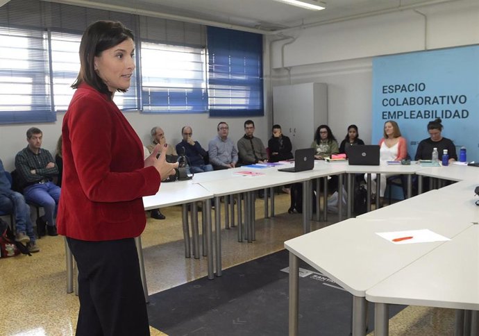Archivo - La alcaldesa de Santander, Gema Igual, da la bienvenida a los participantes de lanzaderas de empleo de una edición anterior