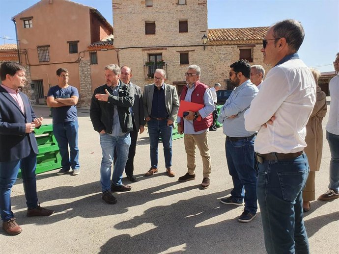 El consejero José Luis Soro, en una visita a Pozondón.