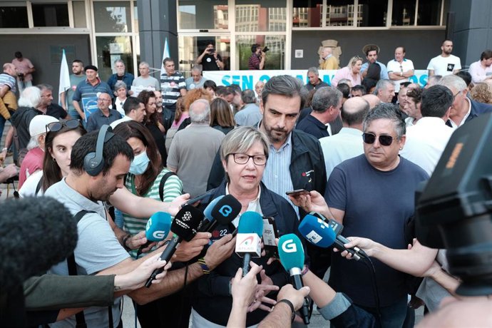 La conselleira do Mar de la Xunta de Galicia, Rosa Quintana, atiende a los medios de comunicación durante la protesta por el veto a la pesca en la praza do Concello de Ribeira, A Coruña, a 8 de octubre de 2022.