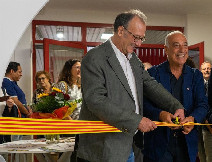 El president d'mnium Cultural, Xavier Antich, i el president de l'entitat a l'Alguer (Itlia), Stefano Campus, inauguren nova seu a la ciutat italiana