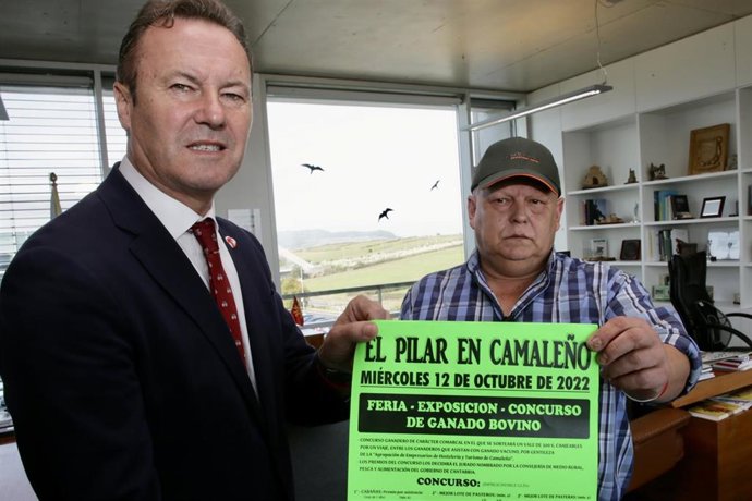 El consejero de Gandería, Guillermo Blanco, y el alcalde de Camaleño, Óscar Casares