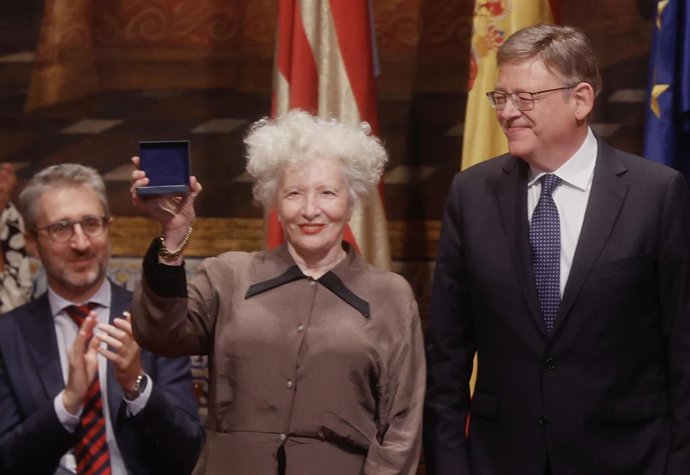 La actriz y directora teatral Magüi Mira recibe la Distinción al Mérito Cultural de la Generalitat