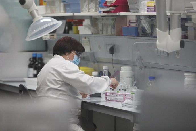 Archivo - Trabajadora en un laboratorio, archivo 