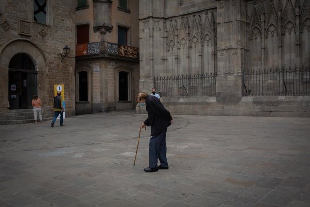 Archivo - Una persona gran camina sola a Barcelona