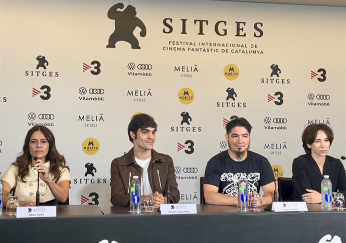 La actriz Itziar Ituño, el actor Eneko Sagardoy, el director Paul Urkijo y la actriz Edurne Azkarate presentan 'Irati' en el Festival de Sitges