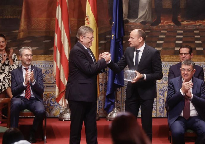 El árbitro Mateu Lahoz recibe el premio Ambaixador de la Comunitat Valenciana