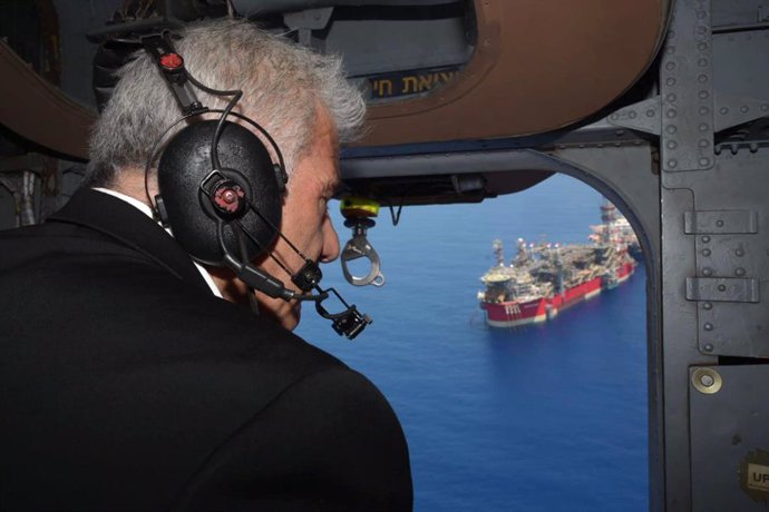 Archivo - HANDOUT - 19 July 2022, ---: Israeli Prime Minister Yair Lapid flies over the Karish natural gas platform. Photo: Omer Meron/GPO/dpa - ATTENTION: editorial use only and only if the credit mentioned above is referenced in full