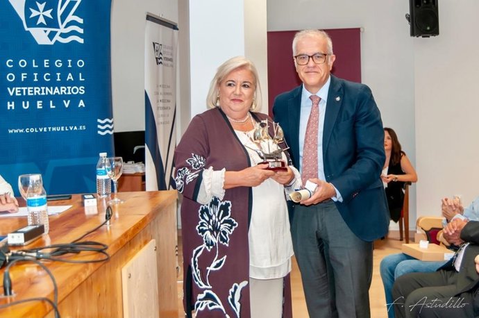 El Colegio de Veterinarios de Huelva distingue a la delegada de Salud y Consumo de la Junta en Huelva, Manuela Caro, como Colegiada de Honor.