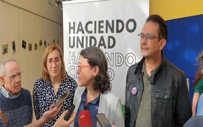 La coportavoz de Valladolid Toma la Palabra, María Luisa López Municio, junto a representantes de Alianza Verde, Izquierda Unidad, Podemos y Equo este domingo en el Centro Cívico Bailarín Vicente Escudero de Valladolid
