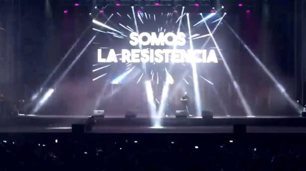 Captura de la actuación del grupo que canta "vamos a volver al 36" en el evento Viva22 de Vox.